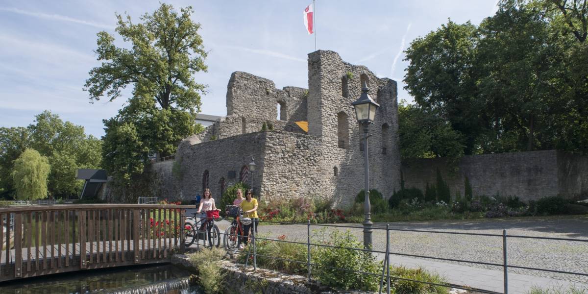 Radfahrer vor der Burgruine Bad Lippspringe © Touristikzentrale Paderborner Land / Reinhard Rohlf